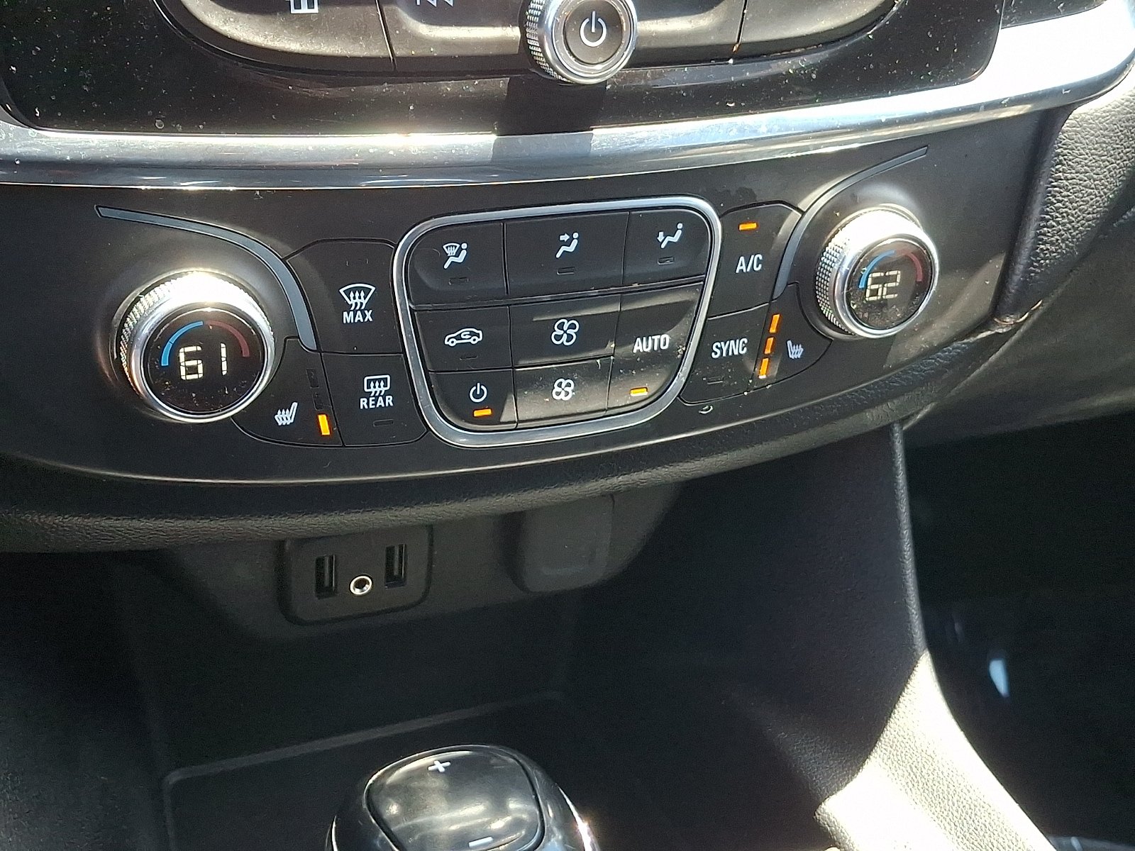 Used 2020 Chevrolet Traverse LT FWD image 16