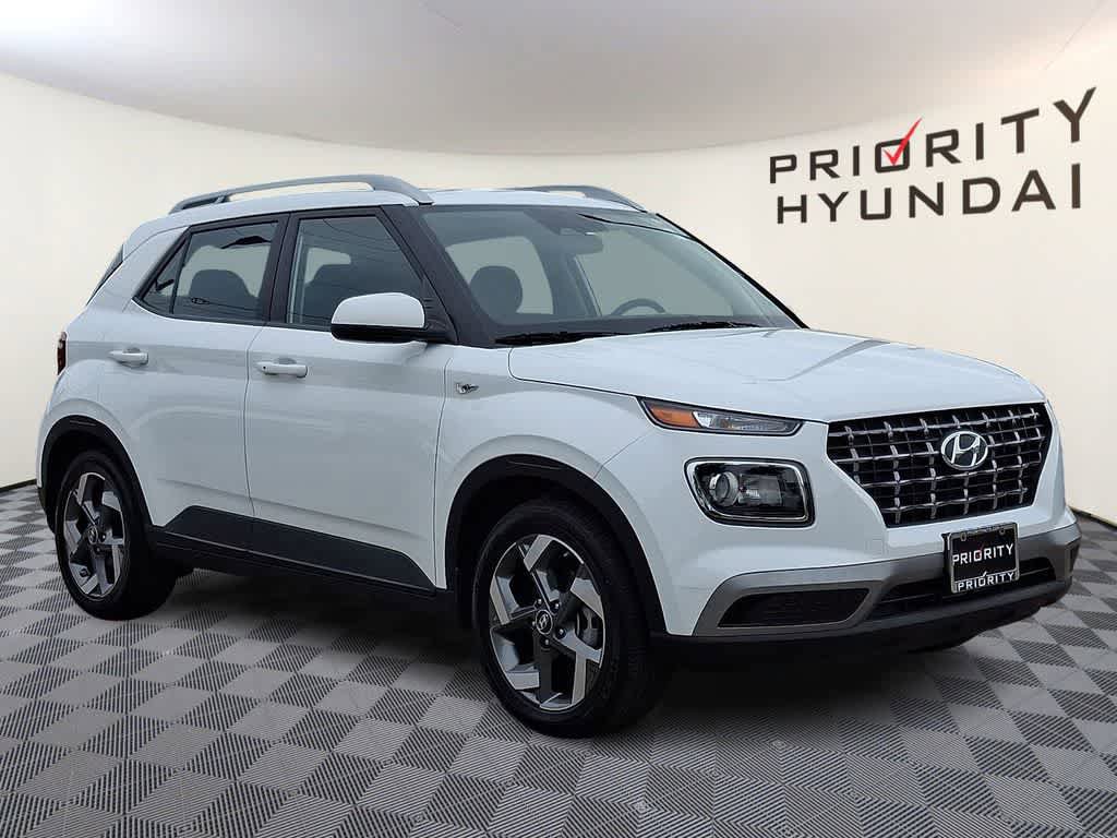 Certified 2025 Hyundai Venue SEL FWD image 3