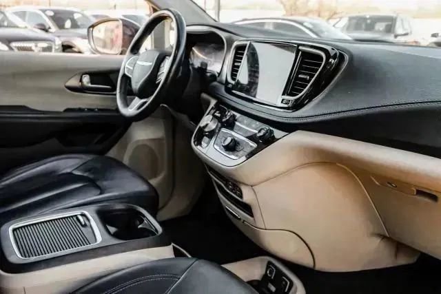 Used 2021 Chrysler Pacifica Touring-L image 25