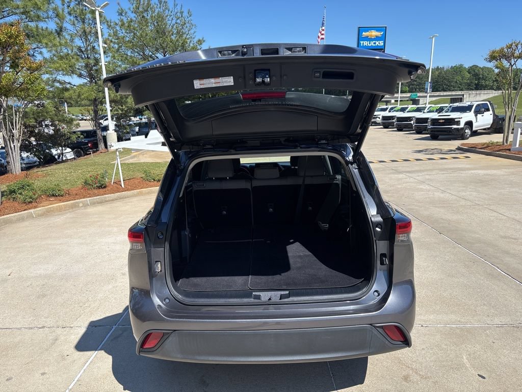 Used 2021 Toyota Highlander LE FWD image 12