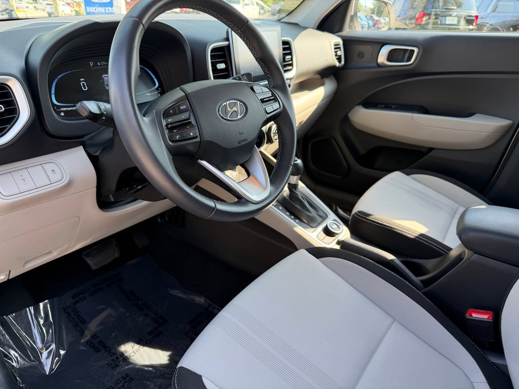 Used 2023 Hyundai Venue SEL FWD image 18