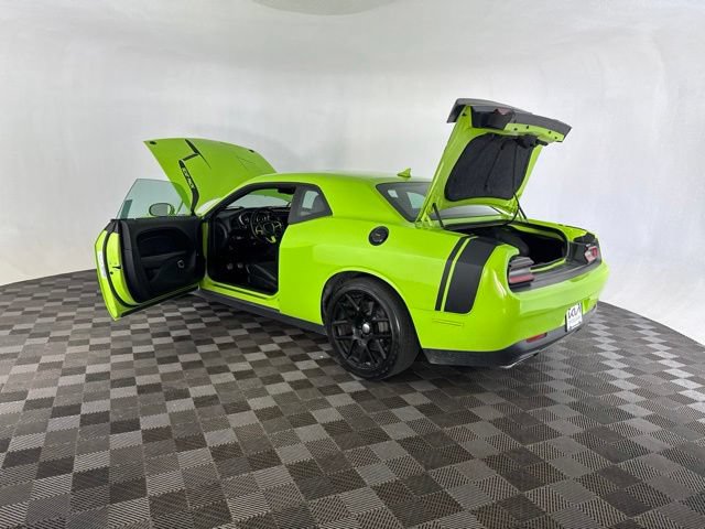 Used 2015 Dodge Challenger R/T Scat Pack w/ Scat Pack Appearance Package RWD image 18