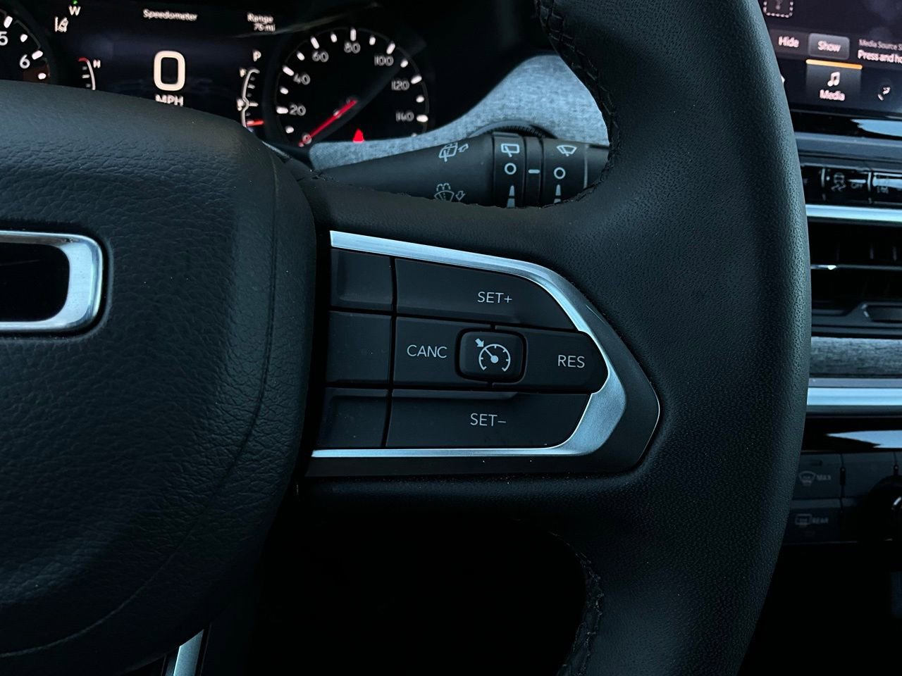 Used 2025 Jeep Compass Latitude AWD/4WD image 35