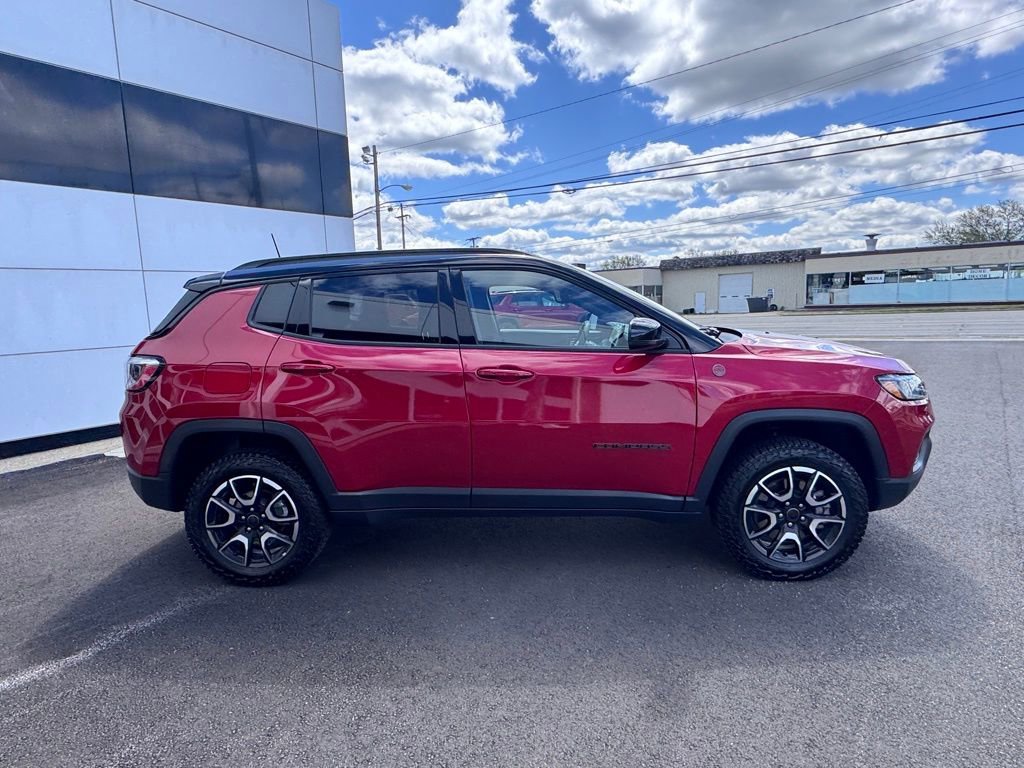 Used 2025 Jeep Compass Trailhawk AWD/4WD image 6