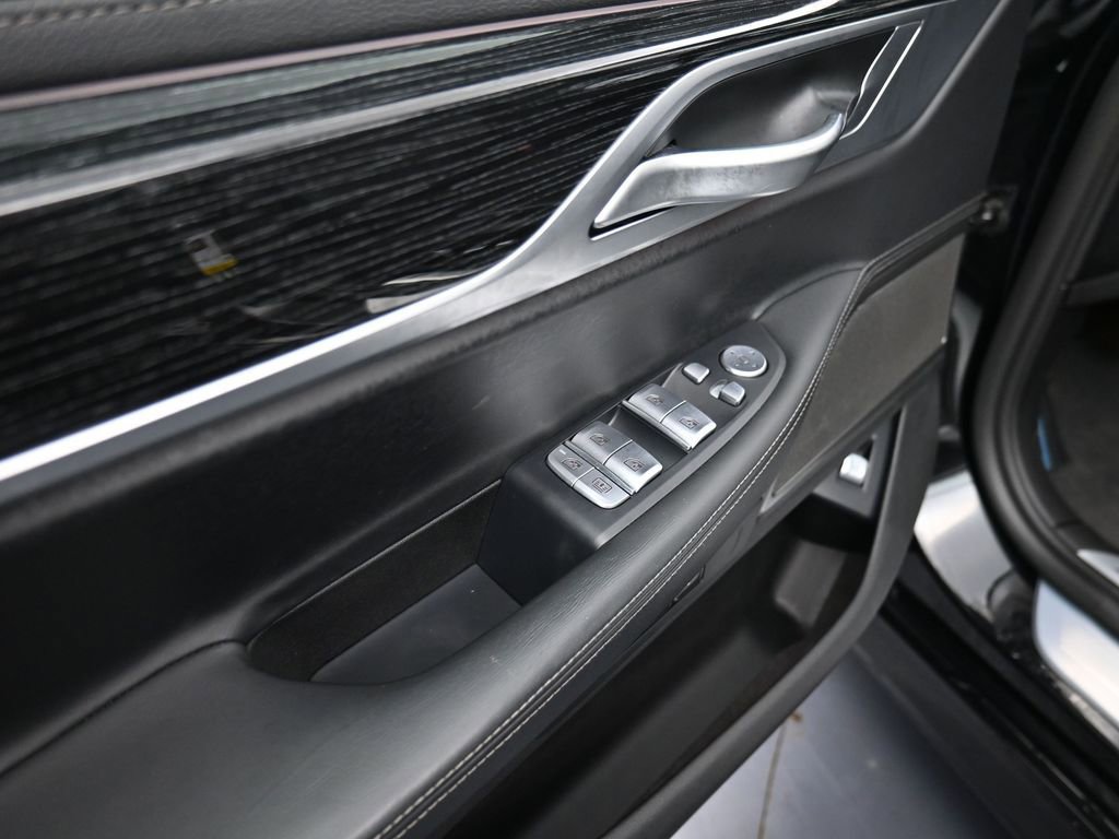 Used 2022 BMW 740i xDrive w/ M Sport Package image 9