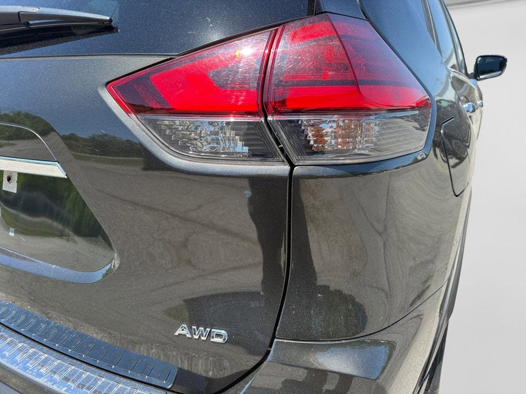 Used 2017 Nissan Rogue S w/ Appearance Package AWD/4WD image 19