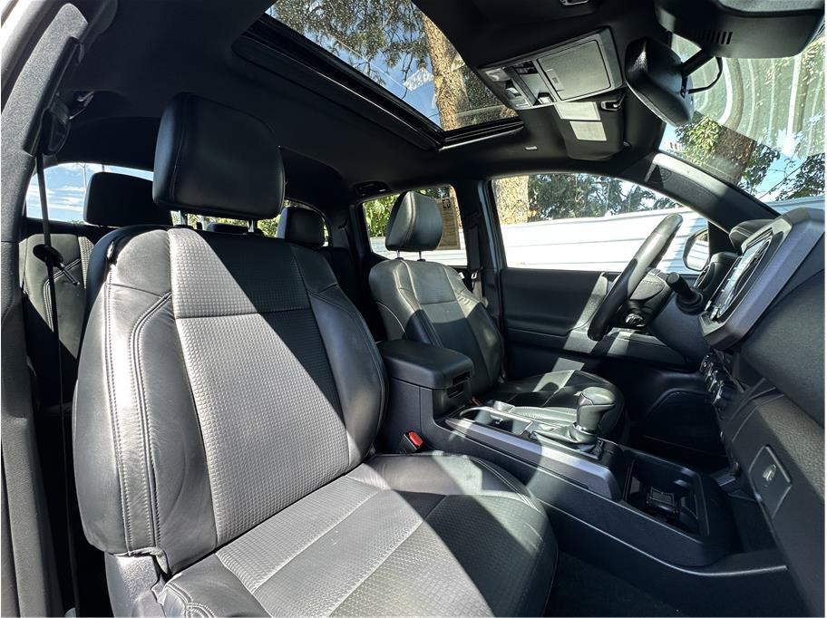 Used 2020 Toyota Tacoma TRD Sport w/ TRD Premium Sport Package AWD/4WD image 15