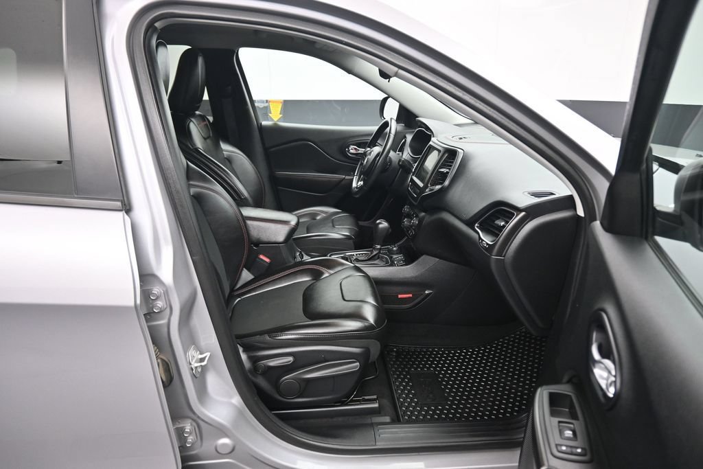 Used 2019 Jeep Cherokee Trailhawk AWD/4WD image 41