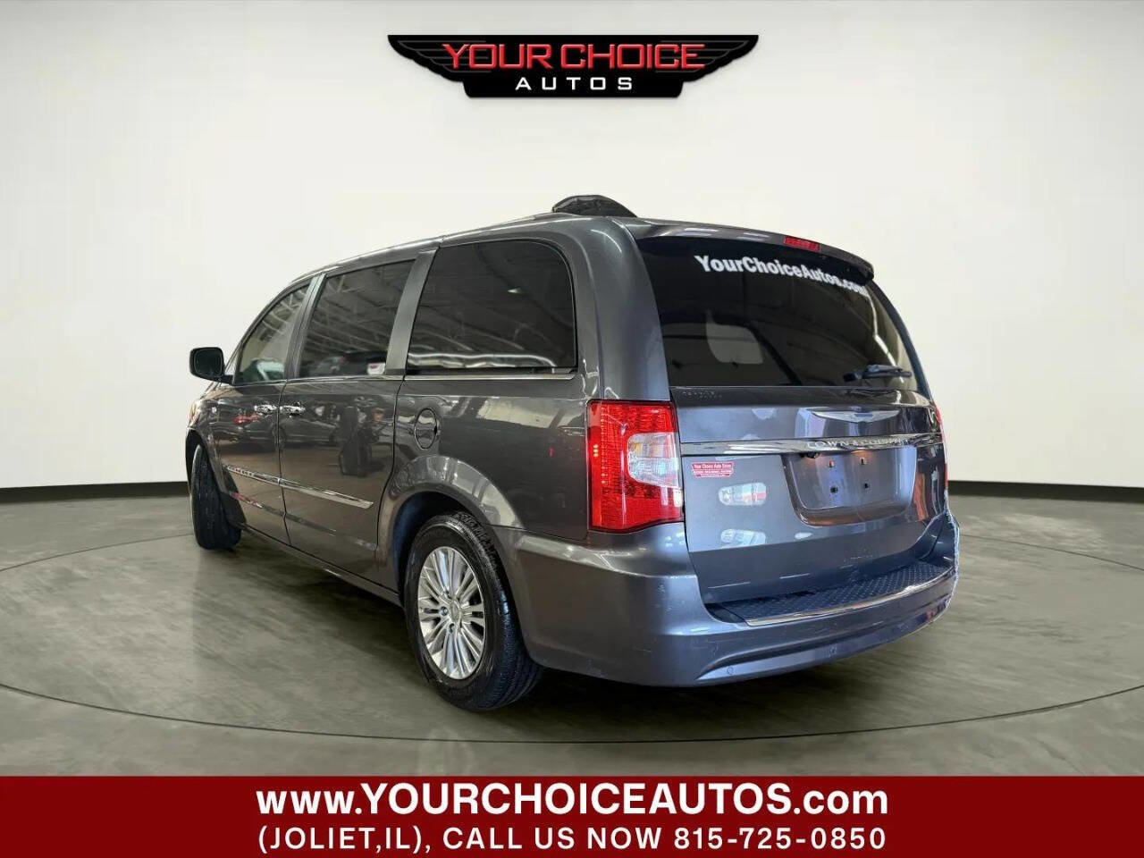 Used 2014 Chrysler Town & Country Touring-L image 3
