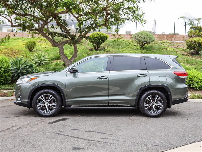 Used 2017 Toyota Highlander LE AWD/4WD image 2