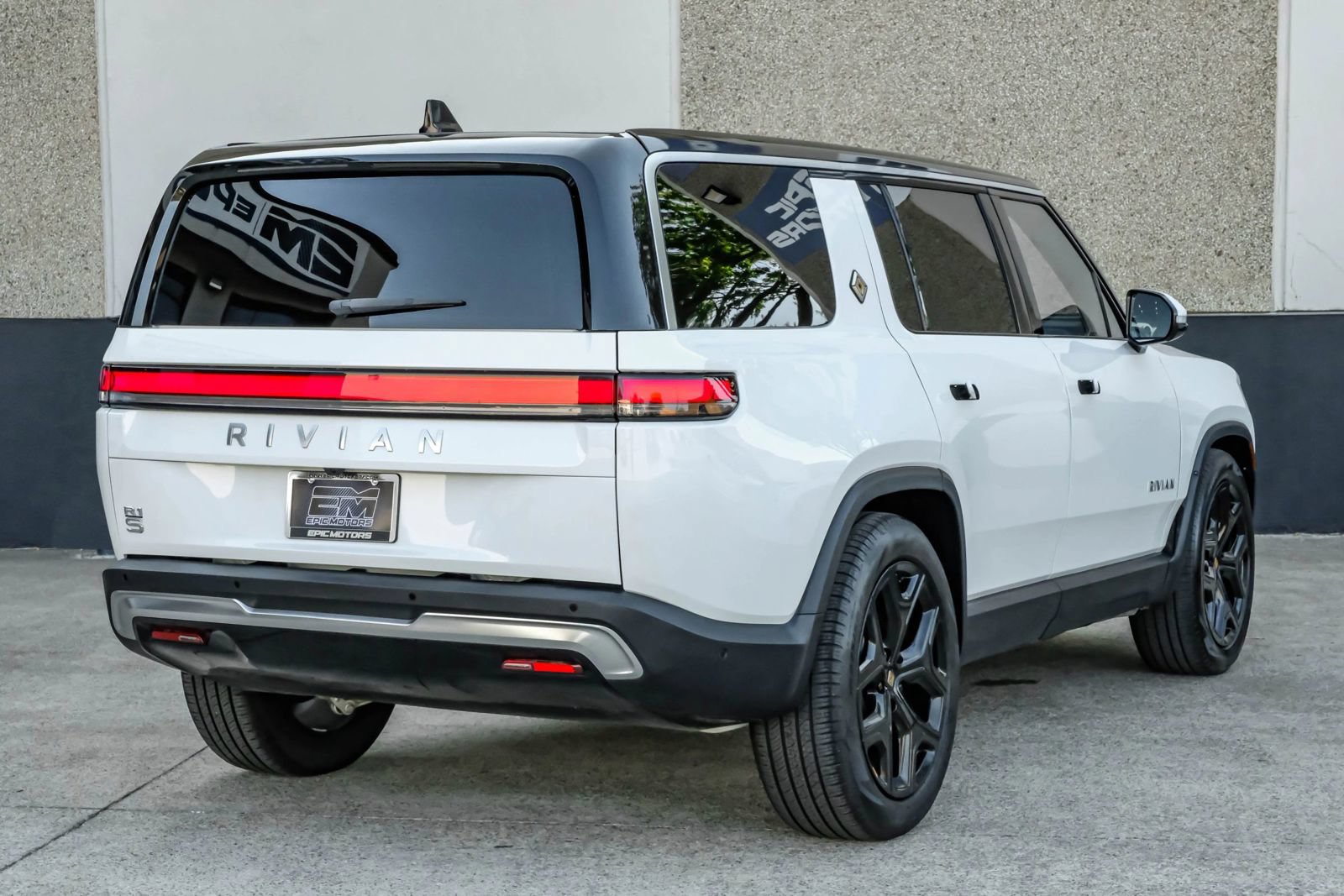 Used 2024 Rivian R1S Adventure AWD/4WD image 12