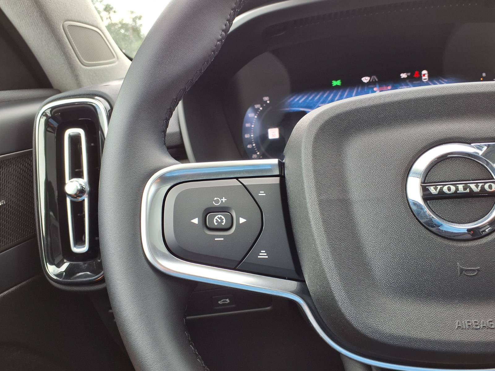 Certified 2025 Volvo XC40 B5 Ultra AWD/4WD image 30