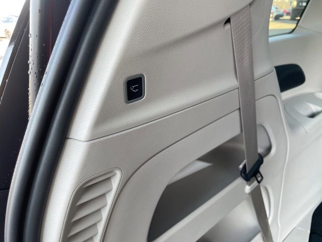 Used 2024 Chrysler Pacifica Touring-L image 37