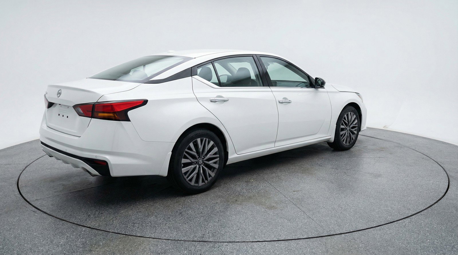 Used 2025 Nissan Altima 2.5 SV image 9