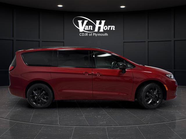 New 2026 Chrysler Pacifica Select image 2