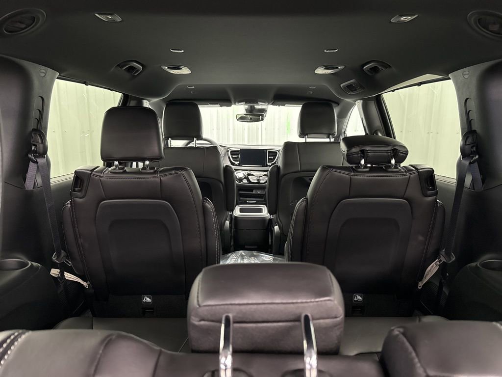 New 2026 Chrysler Pacifica Select image 9
