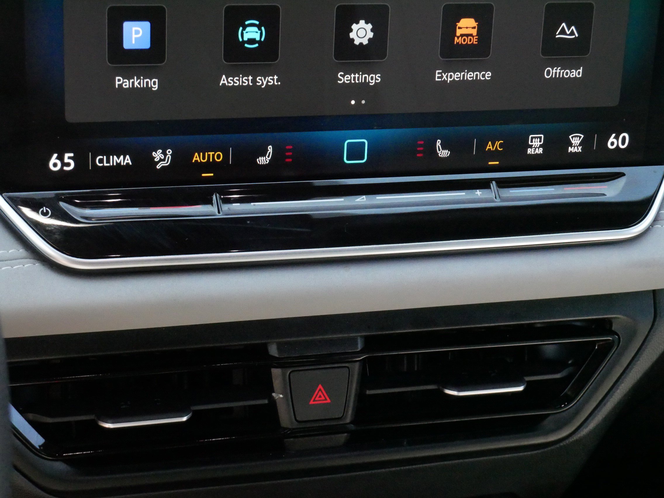 Certified 2025 Volkswagen Tiguan SE R-Line AWD/4WD image 23