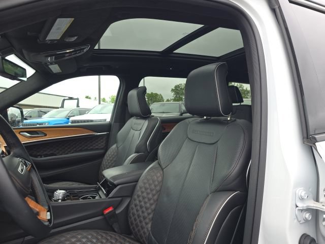 Used 2025 Jeep Grand Cherokee L Summit AWD/4WD image 17