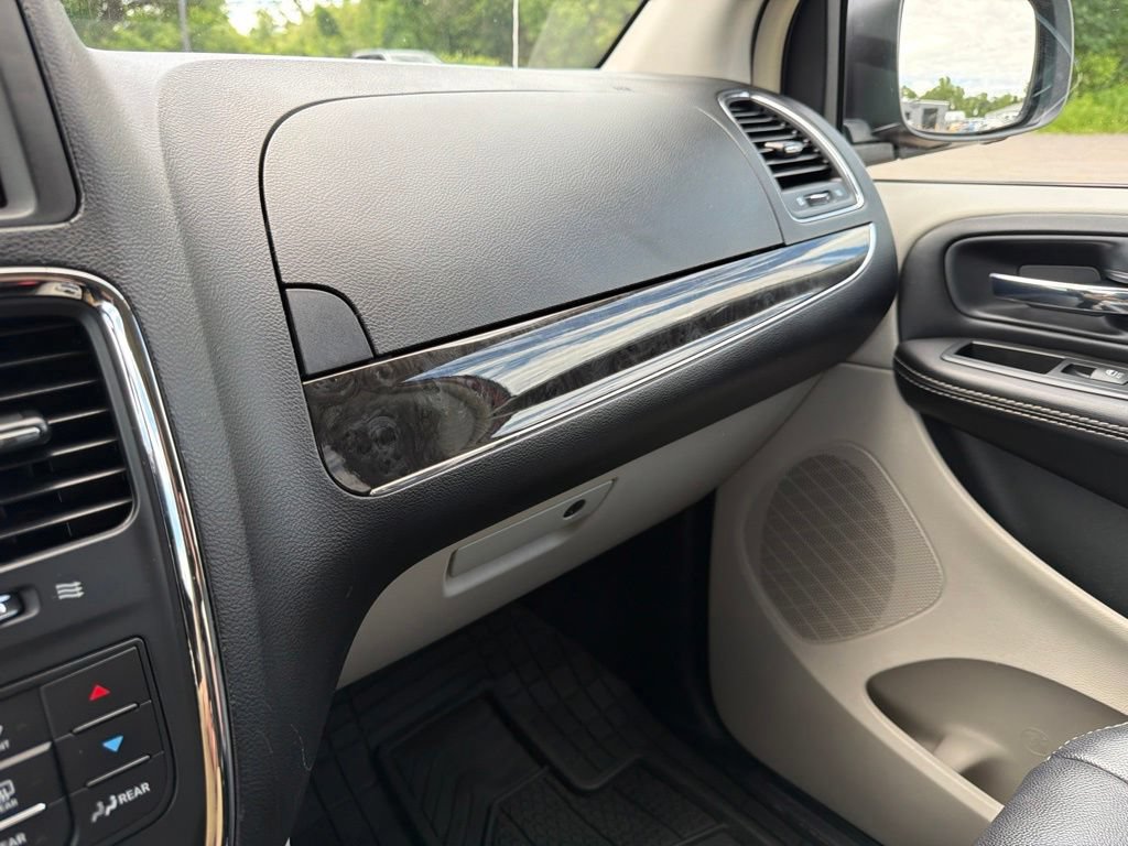 Used 2014 Chrysler Town & Country Touring FWD image 26