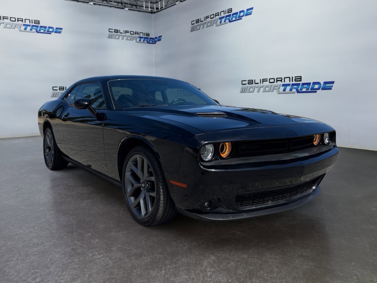 Used 2019 Dodge Challenger SXT w/ Blacktop Package RWD image 3