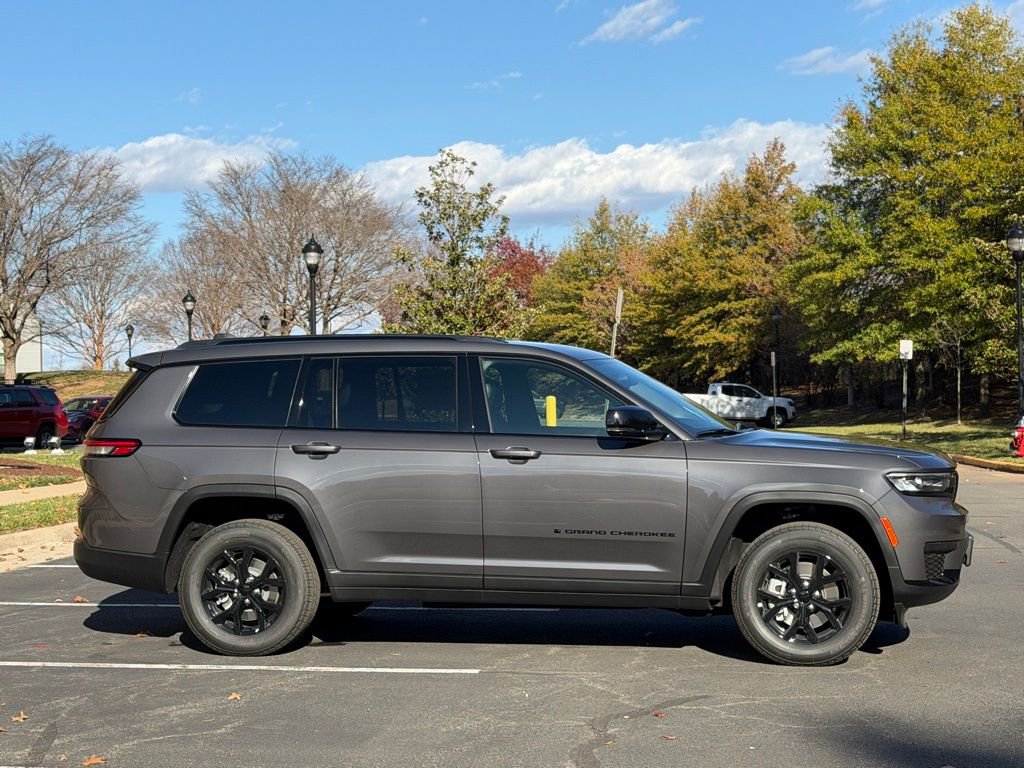 New 2025 Jeep Grand Cherokee L Laredo image 5