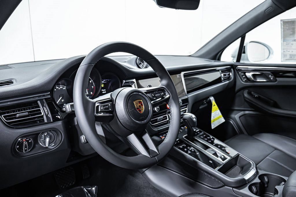 Certified 2025 Porsche Macan AWD/4WD image 4