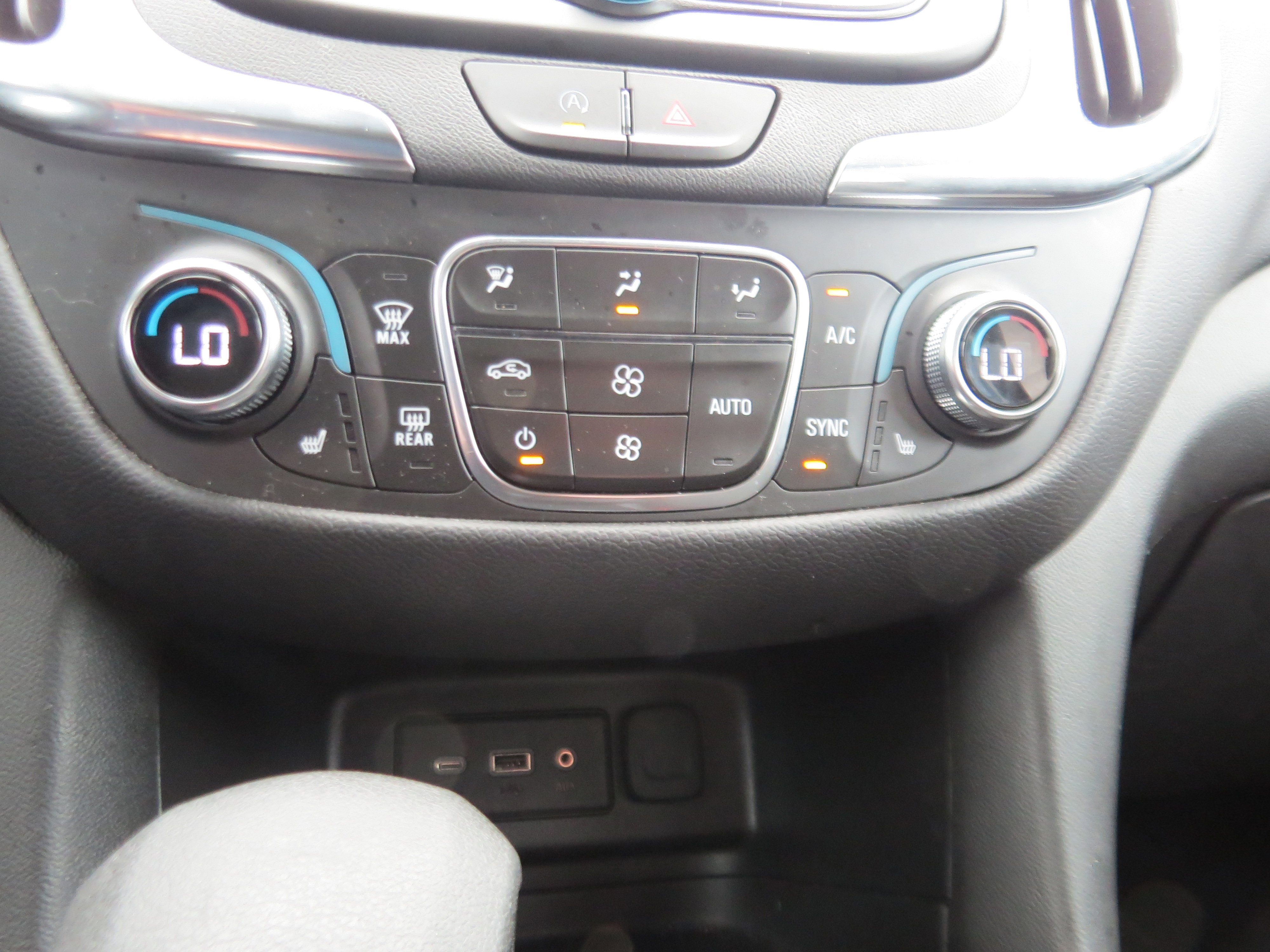Used 2023 Chevrolet Equinox LT FWD image 23