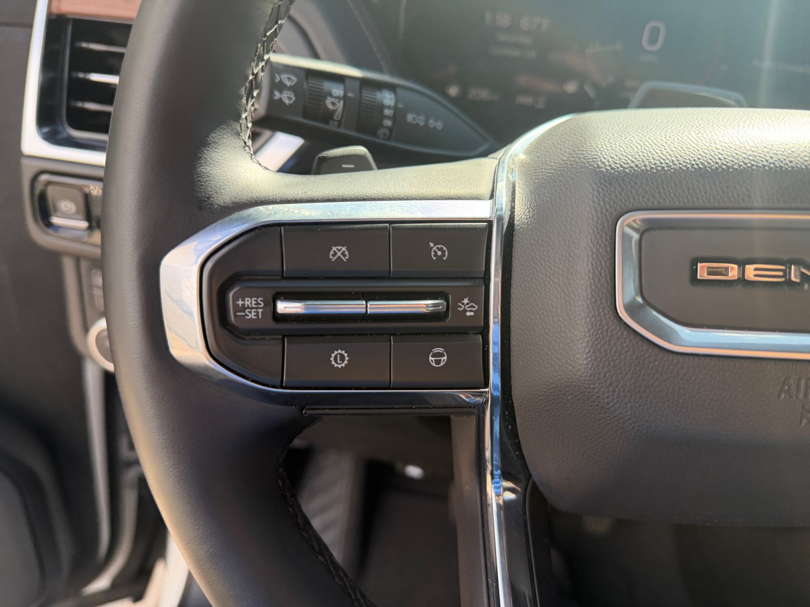 Used 2025 GMC Yukon XL Denali w/ Advanced Technology Package AWD/4WD image 20