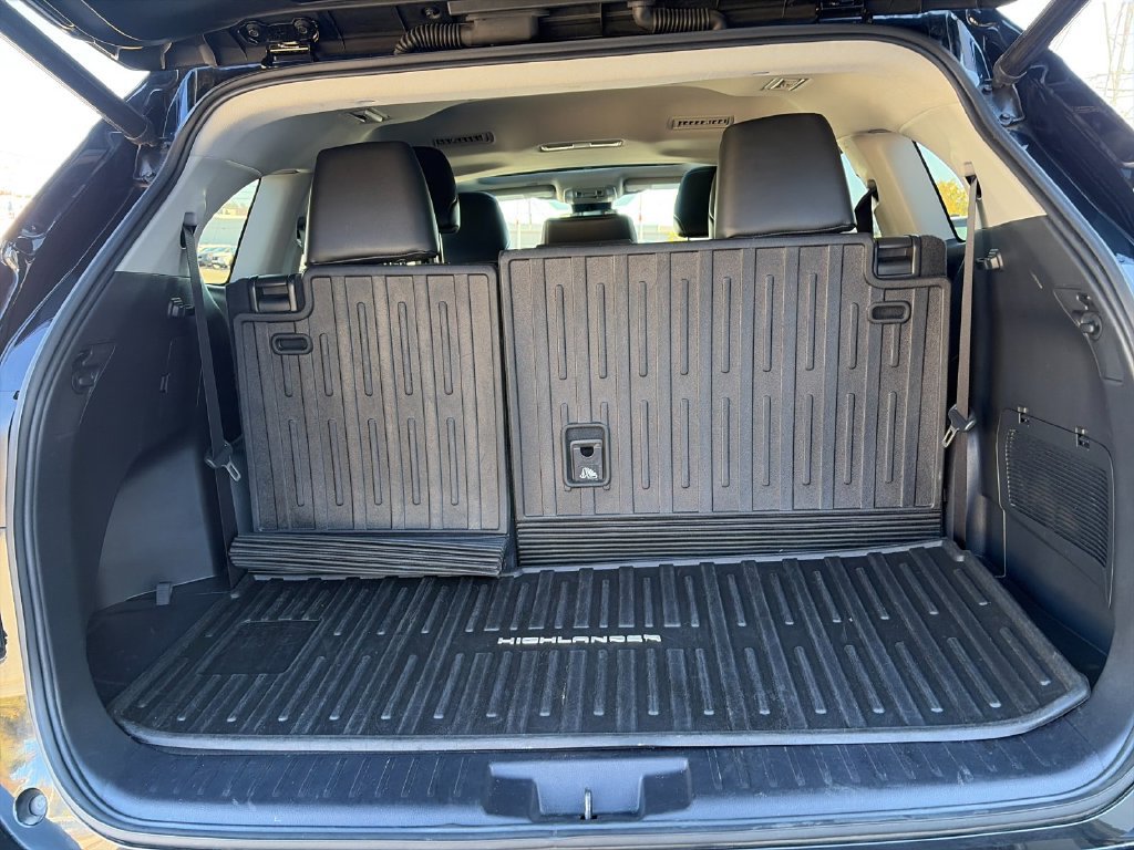 Used 2022 Toyota Highlander XLE AWD/4WD image 19