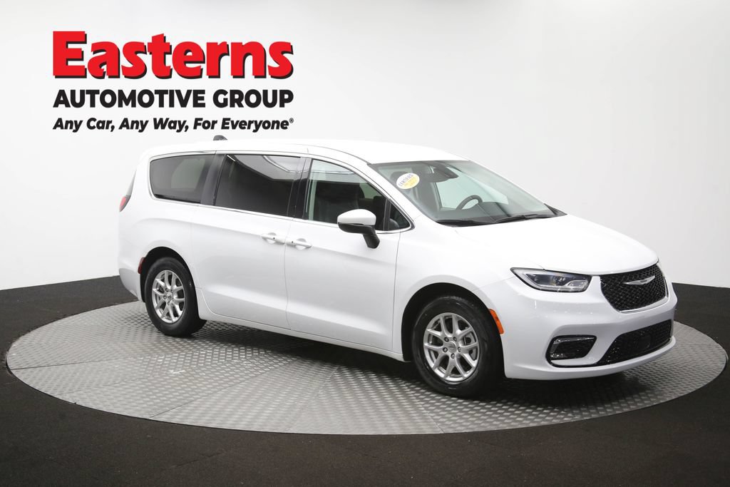 Used 2023 Chrysler Pacifica Touring-L FWD image 49