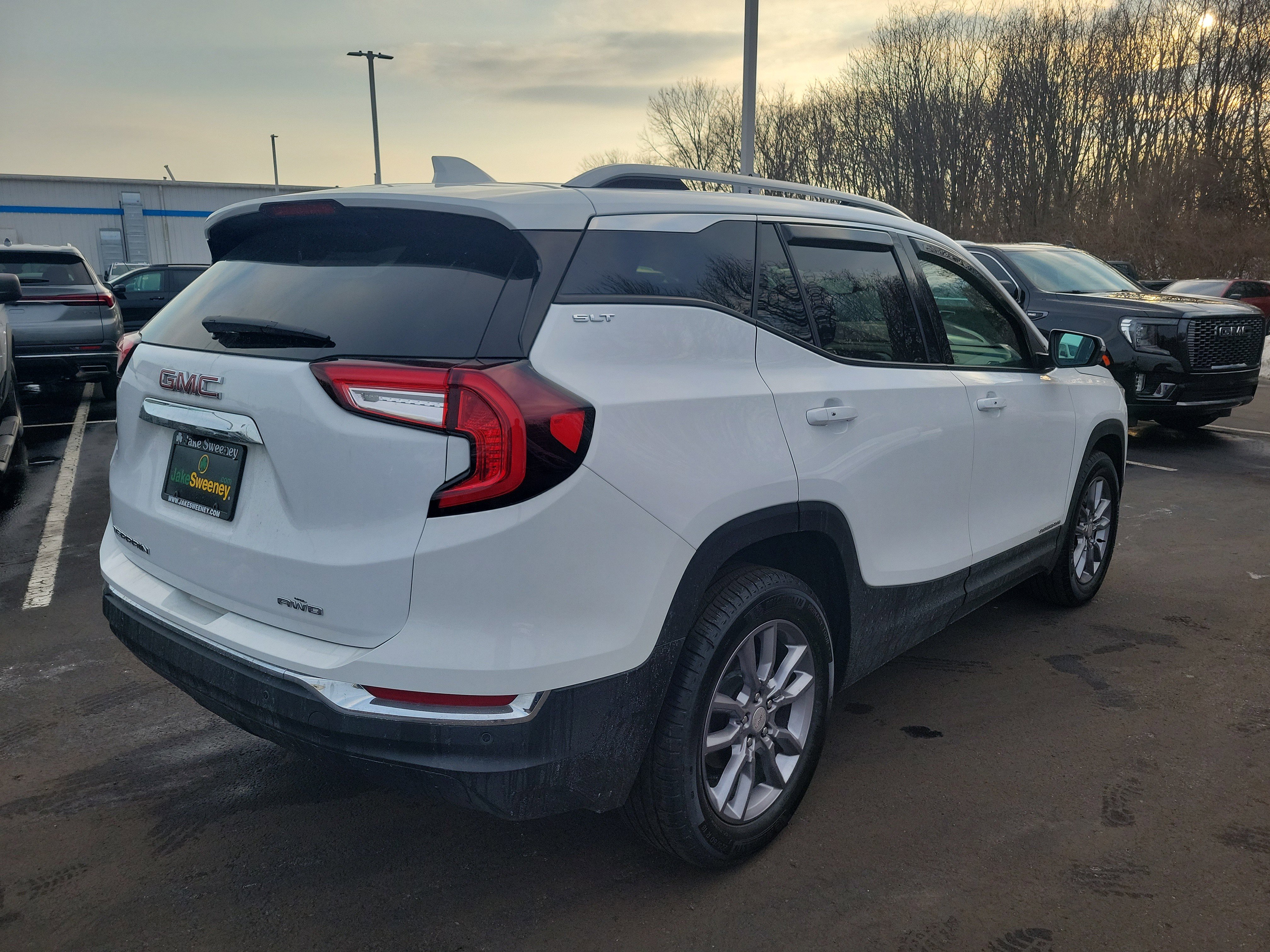 Used 2024 GMC Terrain SLT w/ Infotainment Package II image 4