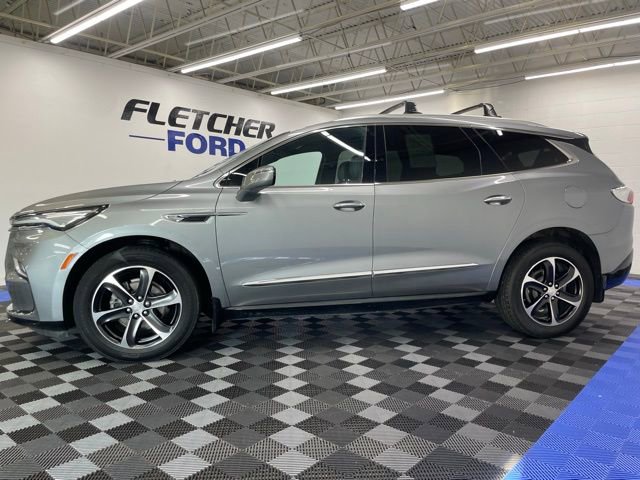 Used 2023 Buick Enclave Essence w/ LPO, Touring Package image 3