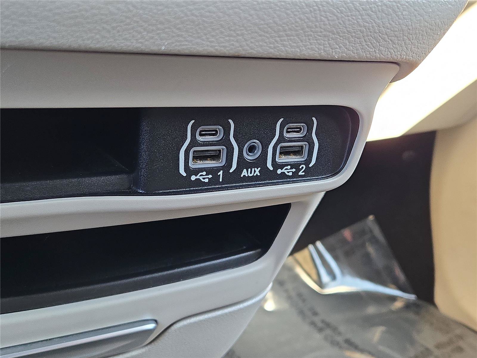 Used 2023 Chrysler Pacifica Touring-L FWD image 10