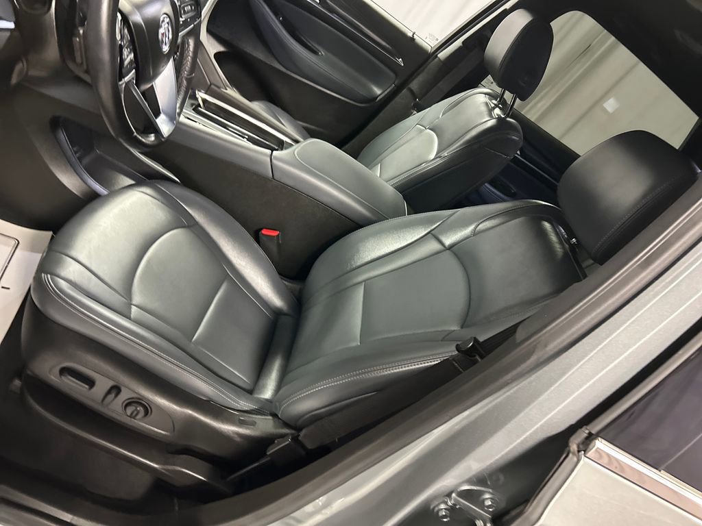 Used 2024 Buick Enclave Essence image 12