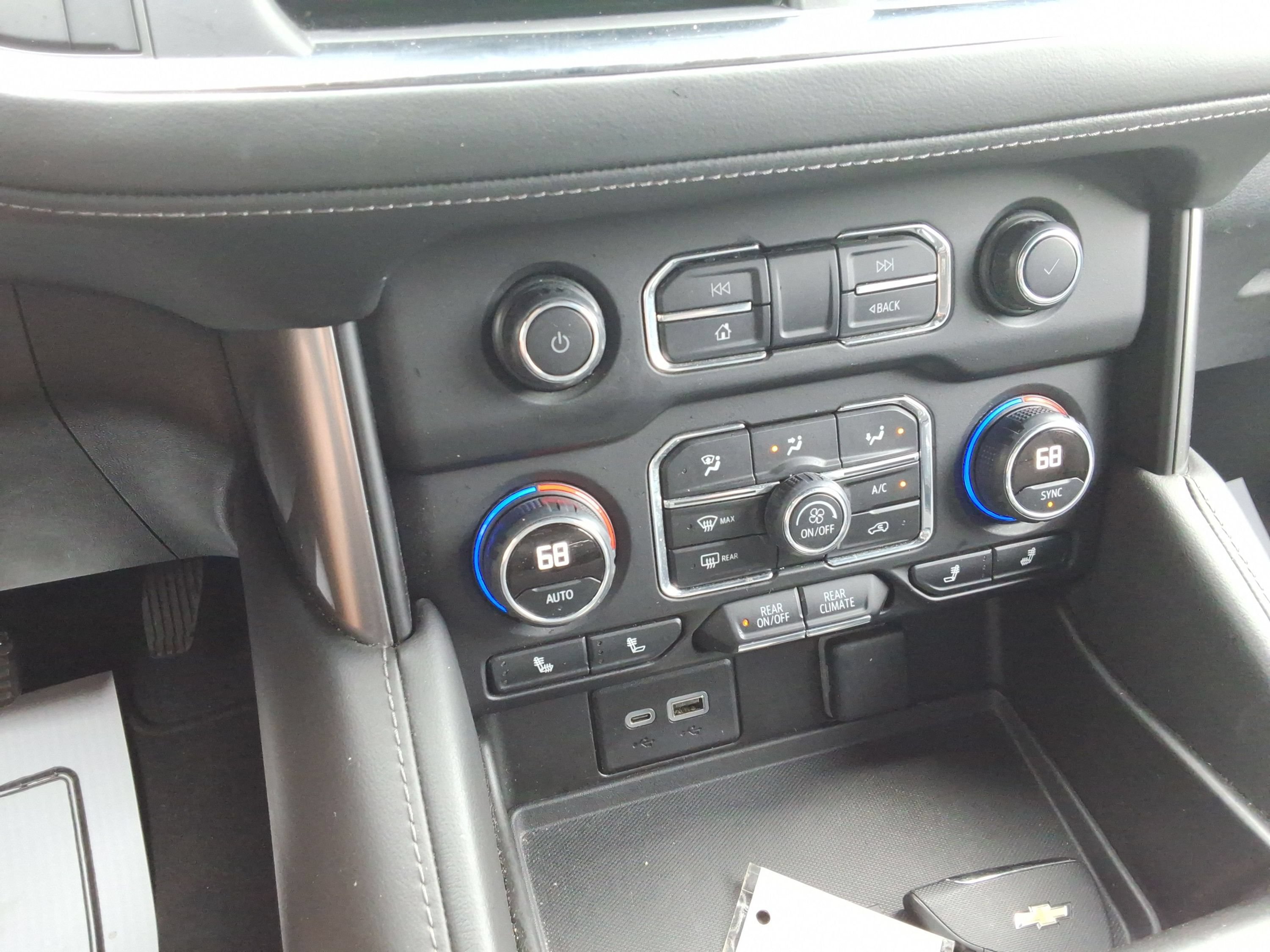 Used 2024 Chevrolet Suburban LT AWD/4WD image 17
