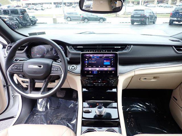 Certified 2023 Jeep Grand Cherokee Limited AWD/4WD image 16