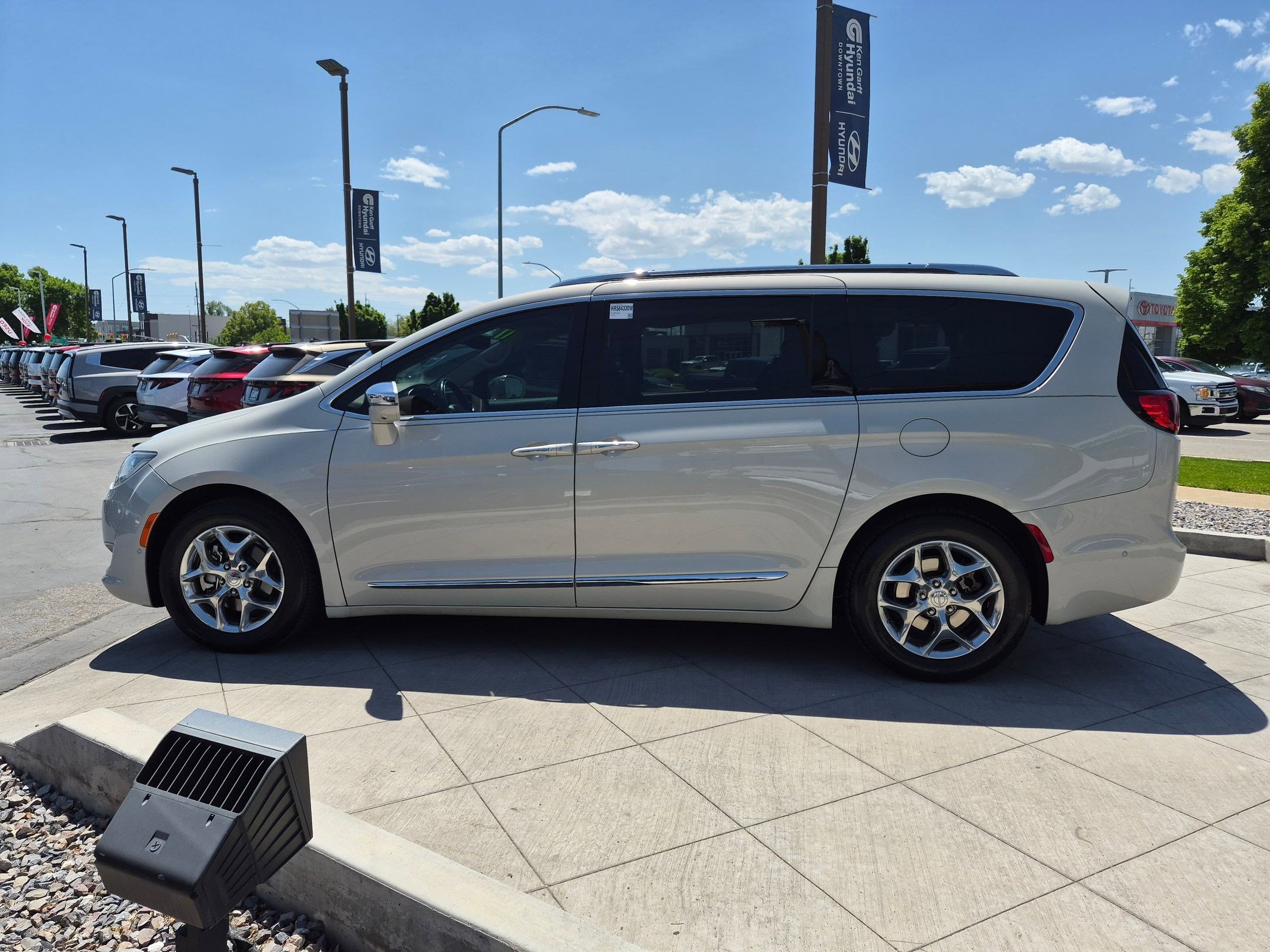 Used 2017 Chrysler Pacifica Limited w/ UConnect Theater Package FWD image 8