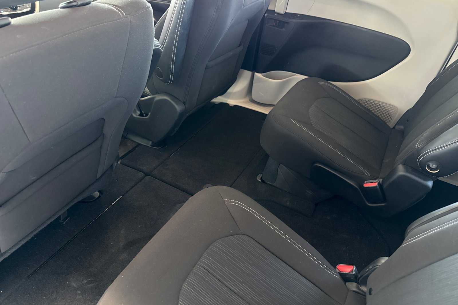 Certified 2022 Chrysler Voyager LX FWD image 12