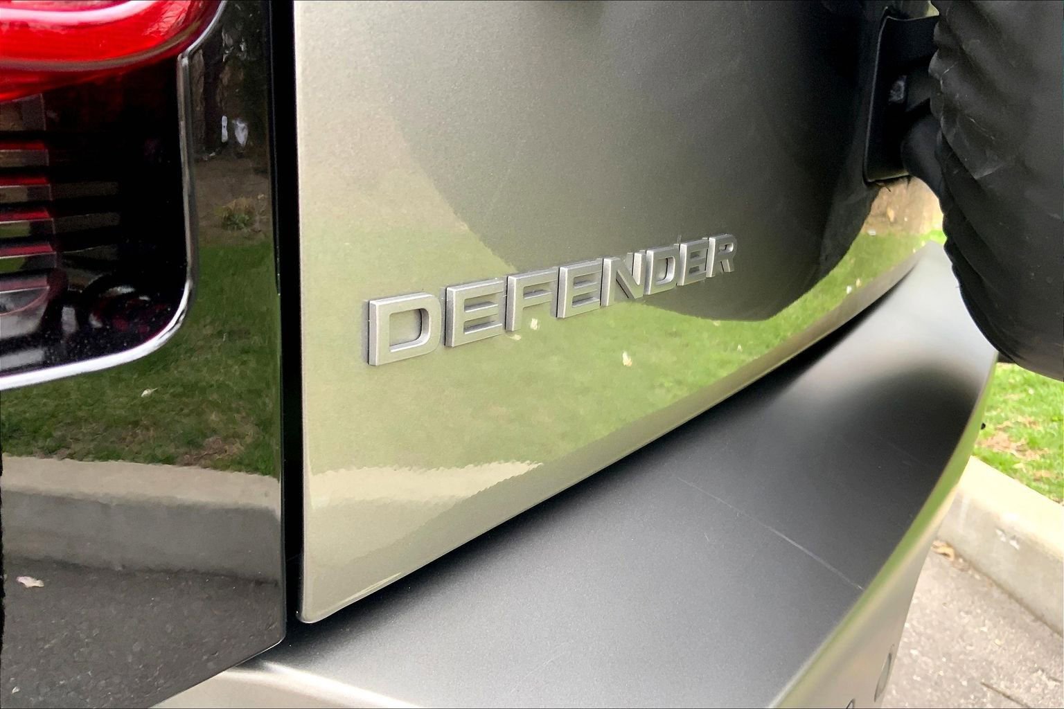 Used 2025 Land Rover Defender 110 X-Dynamic SE image 9