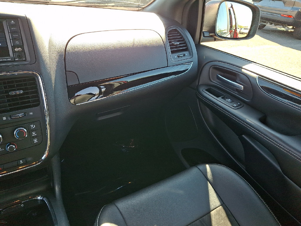 Used 2019 Dodge Grand Caravan SXT w/ Blacktop Package FWD image 17