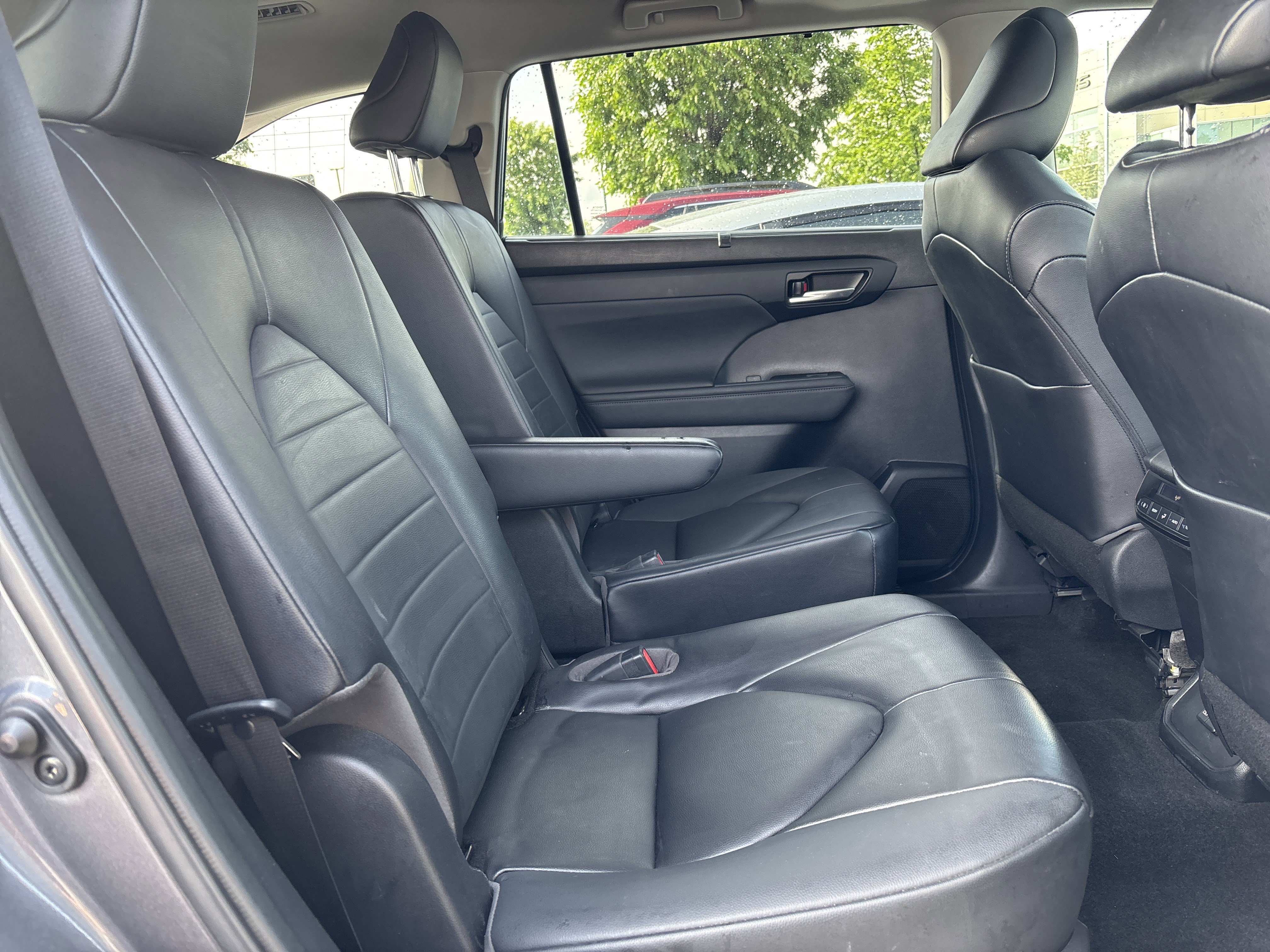 Used 2023 Toyota Highlander XLE AWD/4WD image 30