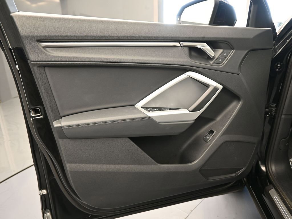 Used 2025 Audi Q3 2.0T Premium image 18