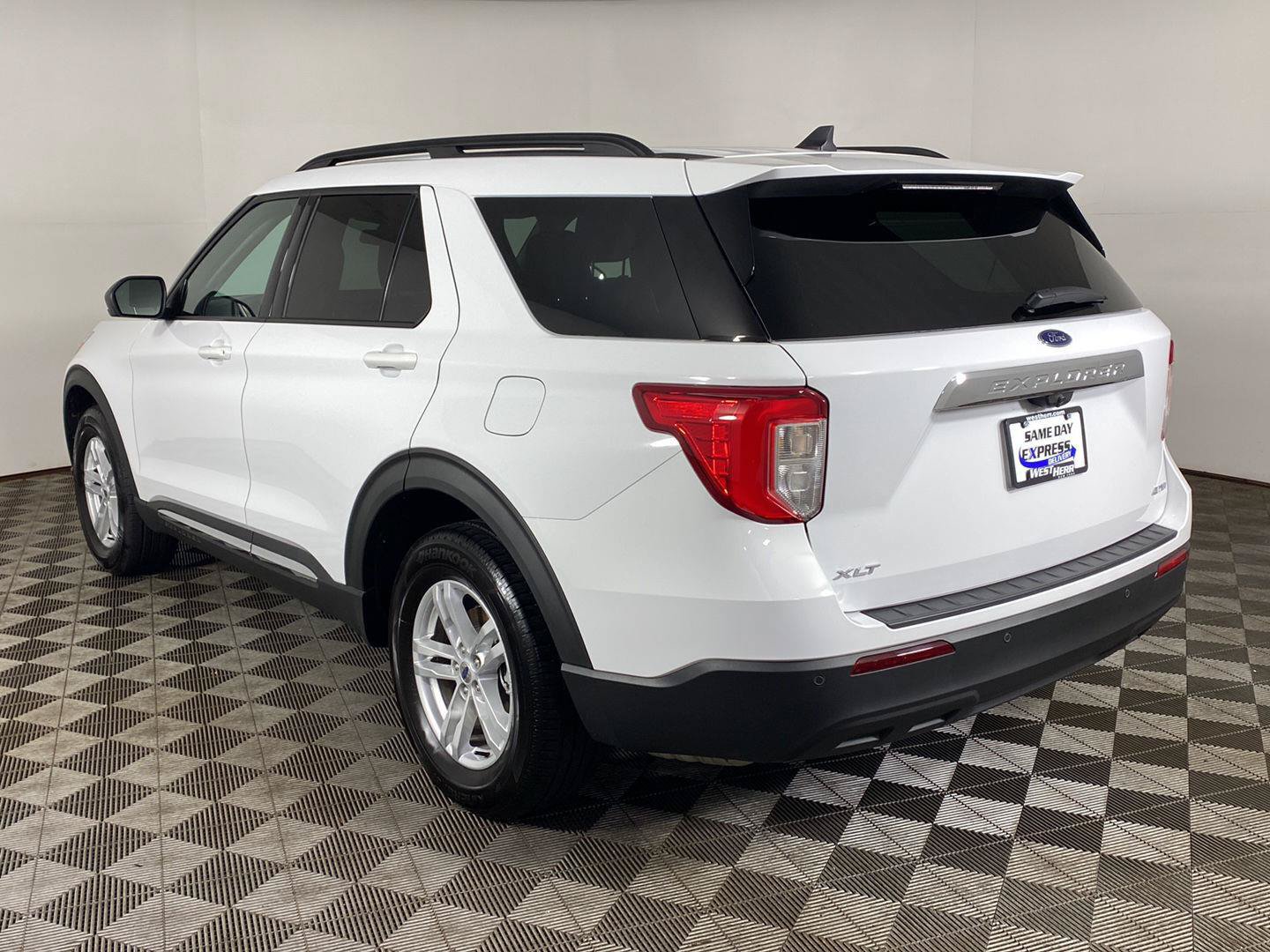 Used 2021 Ford Explorer XLT AWD/4WD image 15