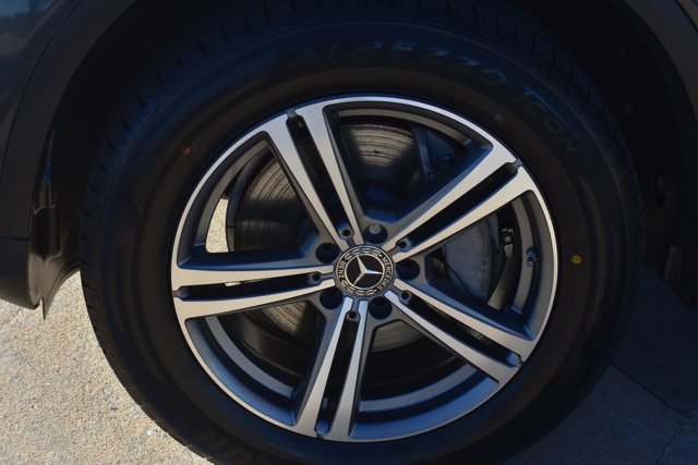 Used 2020 Mercedes-Benz GLC 300 4MATIC image 11