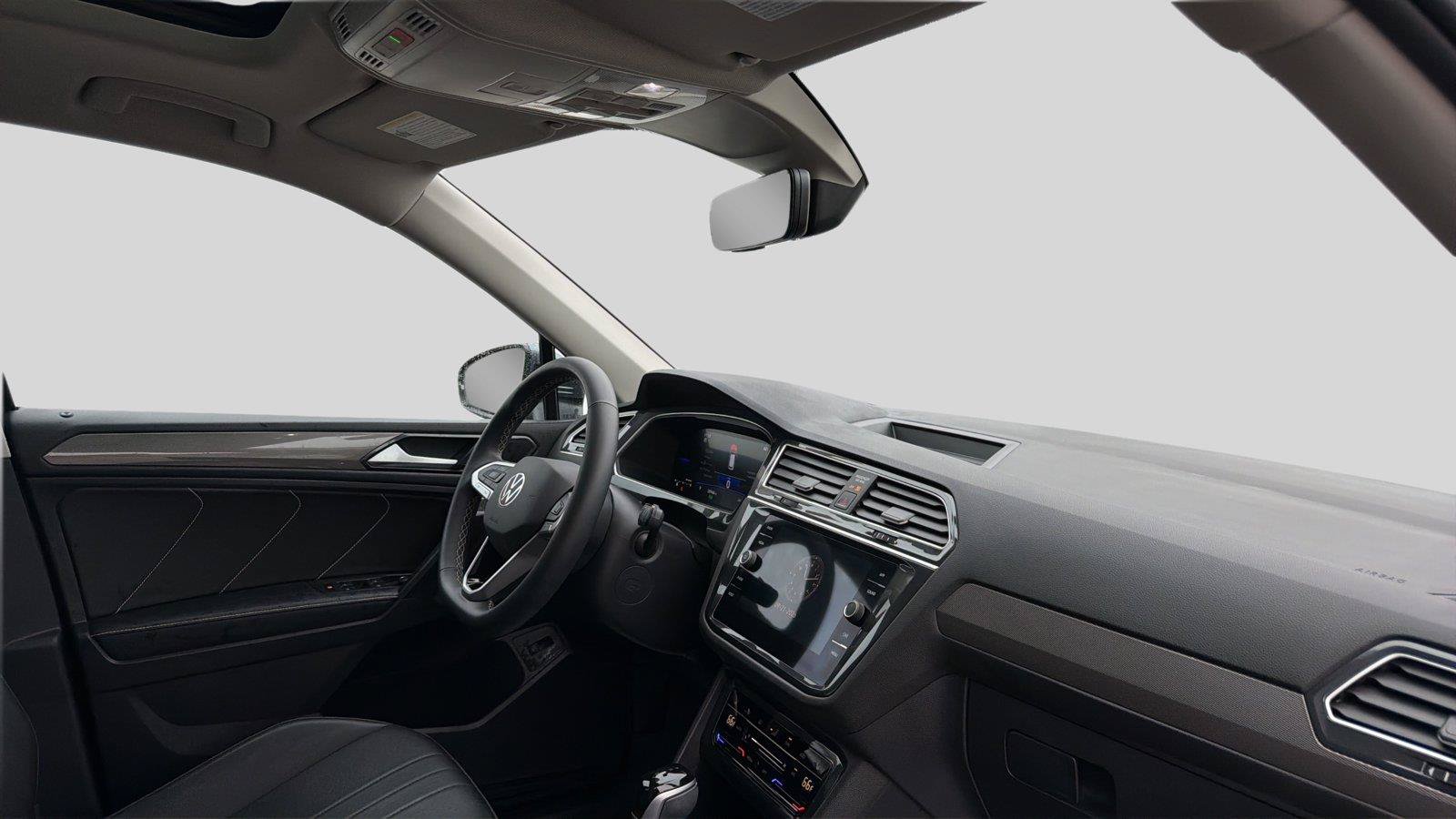 Used 2024 Volkswagen Tiguan SE w/ Panoramic Sunroof Package FWD image 23