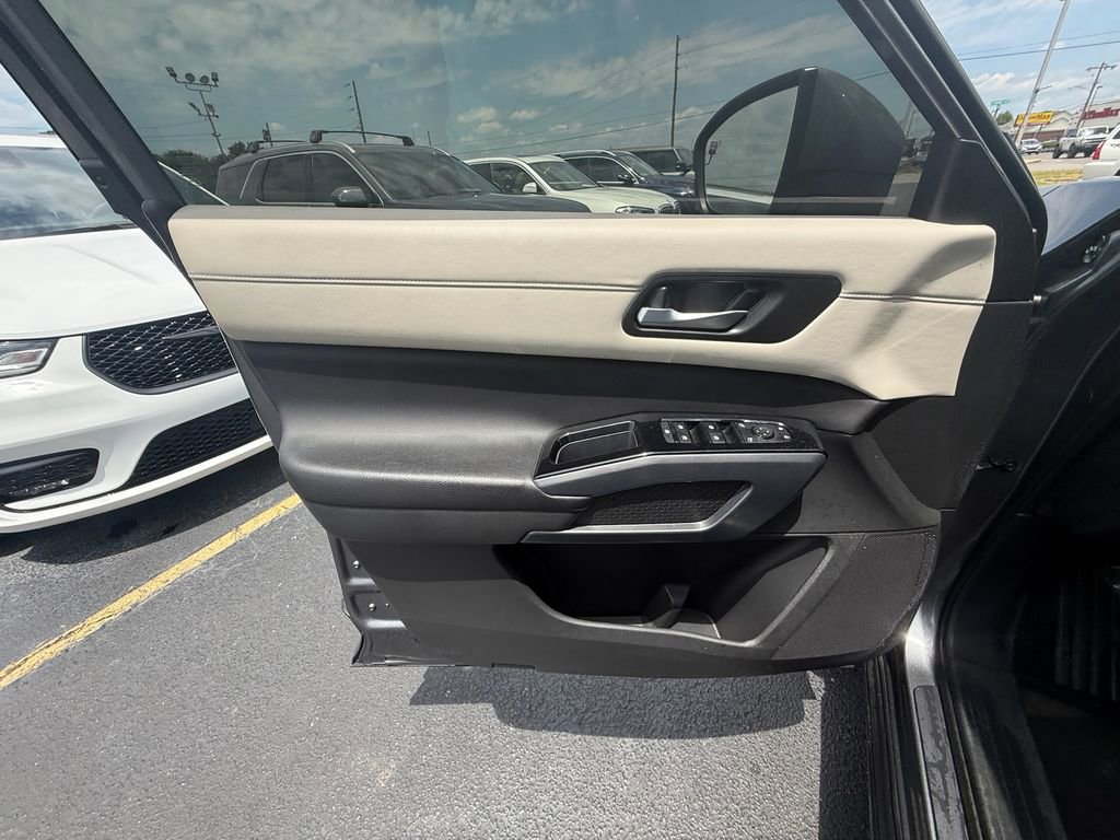 Used 2023 Nissan Pathfinder SL FWD image 11