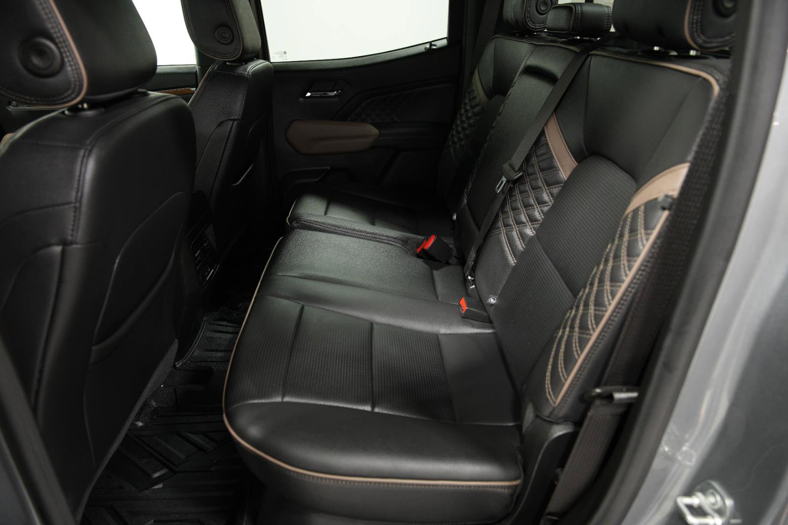 Used 2025 GMC Canyon Denali image 18