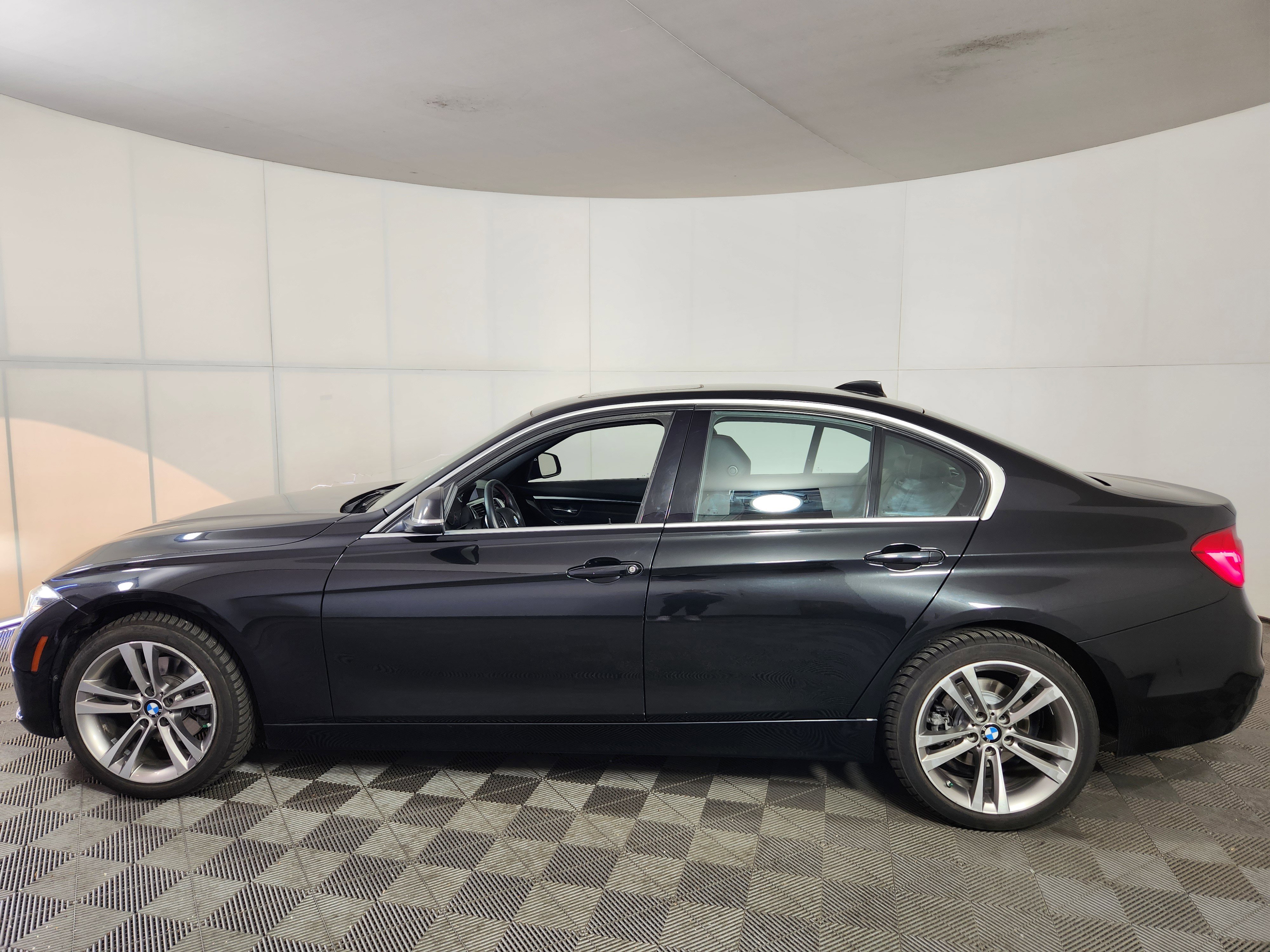 Used 2018 BMW 330i xDrive Sedan AWD/4WD image 4