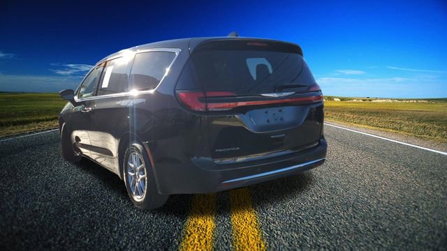 Certified 2024 Chrysler Pacifica Touring-L image 2