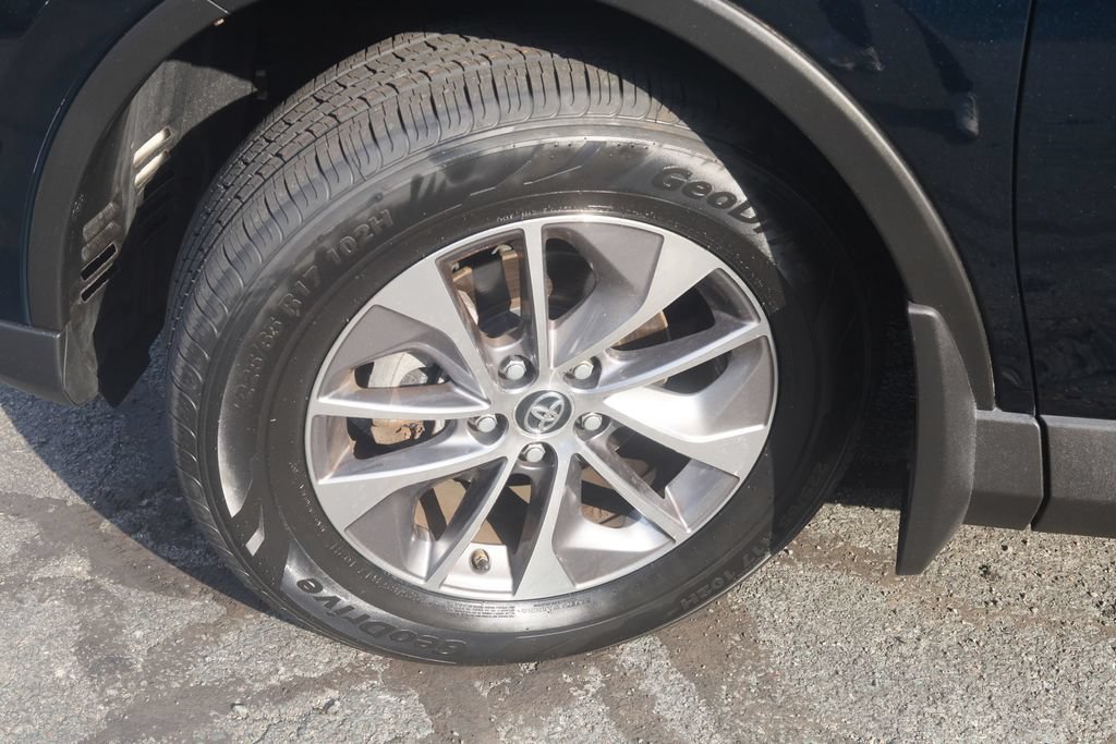 Certified 2018 Toyota RAV4 LE AWD/4WD image 19
